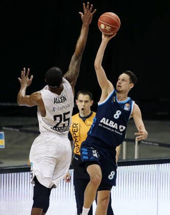 Terry Allen, Marcus Eriksson Aktion Spielszene Zweikampf Basketball BBL Bundesliga Herren Saison 2020 2021 22.05.2021 ALBA Berlin vs. Hamburg Towers