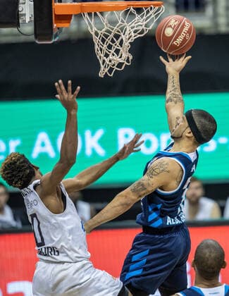 Basketball: Bundesliga, Alba Berlin - Hamburg Towers, Playoff-Viertelfinale, 2. Spieltag, Mercedes-Benz Arena. T.J. Shorts von Hamburg Towers kaempft gegen ALBAs Peyton Siva (r) um den Ball. ALBA Berlin - Hamburg Towers