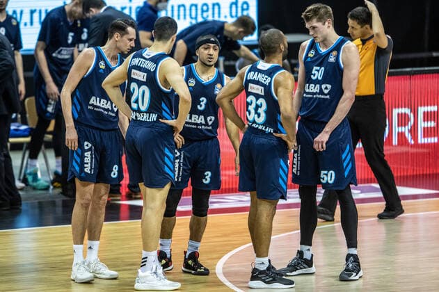 Basketball: Bundesliga, Alba Berlin - Hamburg Towers, Playoff-Viertelfinale, 2. Spieltag, Mercedes-Benz Arena. ALBAs Marcus Eriksson (l-r), Simone Fontecchio, Peyton Siva, Jayson Granger und Ben Lammers stehen nach dem Sieg auf dem Court. ALBA Berlin - Hamburg Towers