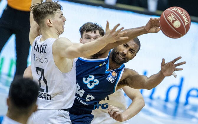 Basketball: Bundesliga, Alba Berlin - Hamburg Towers, Playoff-Viertelfinale, 2. Spieltag, Mercedes-Benz Arena. Justus Hollatz von Hamburg Towers kaempft gegen ALBAs Jayson Granger (r) um den Ball. ALBA Berlin - Hamburg Towers