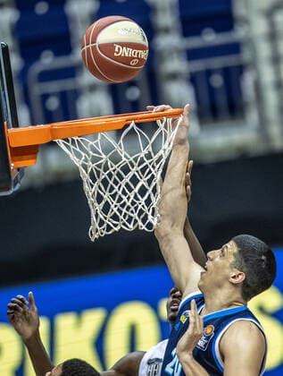 Basketball: Bundesliga, Alba Berlin - Hamburg Towers, Playoff-Viertelfinale, 2. Spieltag, Mercedes-Benz Arena. ALBAs Simone Fontecchio legt in den Korb. ALBA Berlin - Hamburg Towers