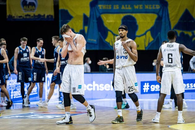 Basketball Berlin 22.05.2021 1. Bundesliga easyCredit-BBL BBL Saison 2020 2021 Playoffs Viertelfinale Spiel 2 Alba Berlin - Hamburg Towers niedergeschlagene Hamburger Maik Kotsar (Hamburg, No.11) Terry Allen (Hamburg, No.25) Osaro Rich (Hamburg, No.06)