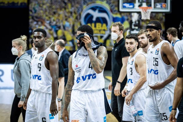 Basketball Berlin 22.05.2021 1. Bundesliga easyCredit-BBL BBL Saison 2020 2021 Playoffs Viertelfinale Spiel 2 Alba Berlin - Hamburg Towers niedergeschlagene Hamburger Bryce Taylor (Hamburg, No.44) Osaro Rich (Hamburg, No.06) Max DiLeo (Hamburg, No.03) Terry Allen (Hamburg, No.25)