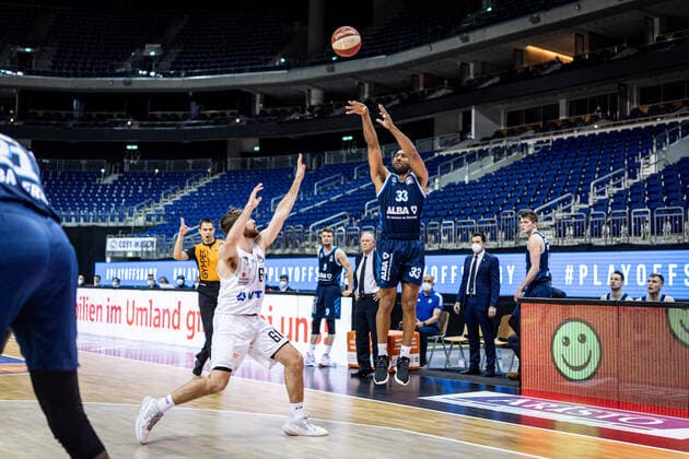 Basketball Berlin 22.05.2021 1. Bundesliga easyCredit-BBL BBL Saison 2020 2021 Playoffs Viertelfinale Spiel 2 Alba Berlin - Hamburg Towers Jayson Granger (Alba Berlin, No.33) Patrick Spencer (Hamburg, No.61)