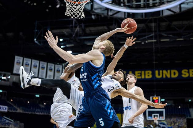 Basketball Berlin 22.05.2021 1. Bundesliga easyCredit-BBL BBL Saison 2020 2021 Playoffs Viertelfinale Spiel 2 Alba Berlin - Hamburg Towers Niels Giffey (Alba Berlin, No.05) Max DiLeo (Hamburg, No.03)