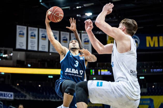 Basketball Berlin 22.05.2021 1. Bundesliga easyCredit-BBL BBL Saison 2020 2021 Playoffs Viertelfinale Spiel 2 Alba Berlin - Hamburg Towers Peyton Siva (Alba Berlin, No.03) Maik Kotsar (Hamburg, No.11)