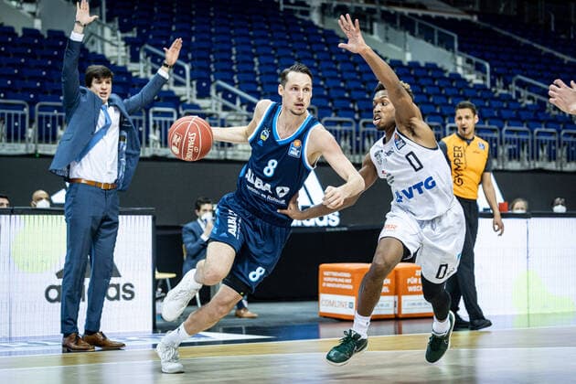 Basketball Berlin 22.05.2021 1. Bundesliga easyCredit-BBL BBL Saison 2020 2021 Playoffs Viertelfinale Spiel 2 Alba Berlin - Hamburg Towers Marcus Eriksson (Alba Berlin, No.08) T.J. Shorts (Hamburg, No.00)