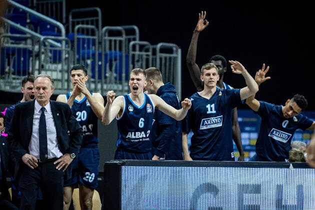 Basketball Berlin 22.05.2021 1. Bundesliga easyCredit-BBL BBL Saison 2020 2021 Playoffs Viertelfinale Spiel 2 Alba Berlin - Hamburg Towers Jubel Alba Aito Garcia Reneses (Alba Berlin, Trainer) Simone Fontecchio (Alba Berlin, No.20) Malte Delow (Alba Berlin, No.06) Lorenz Brenneke (Alba Berlin, No.11) und andere