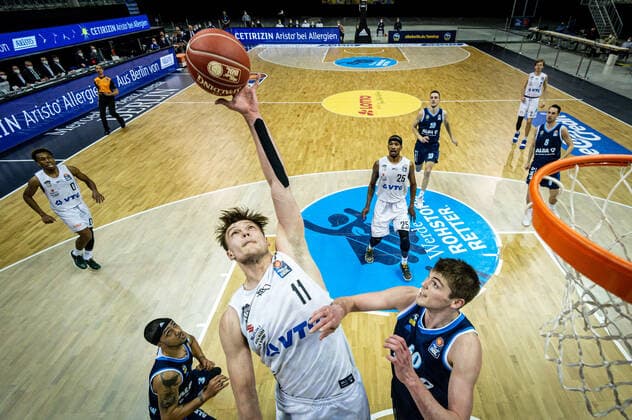 Basketball Berlin 22.05.2021 1. Bundesliga easyCredit-BBL BBL Saison 2020 2021 Playoffs Viertelfinale Spiel 2 Alba Berlin - Hamburg Towers Maik Kotsar (Hamburg, No.11) Ben Lammers (Alba Berlin, No.50)