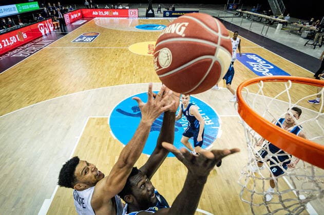 Basketball Berlin 22.05.2021 1. Bundesliga easyCredit-BBL BBL Saison 2020 2021 Playoffs Viertelfinale Spiel 2 Alba Berlin - Hamburg Towers Christ Koumadje (Alba Berlin, No.21) Marvin Ogunsipe (Hamburg, No.26)