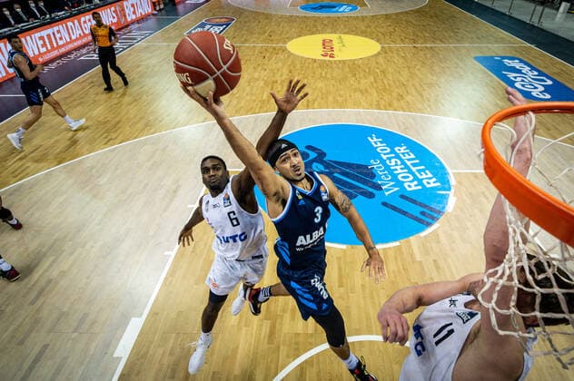 Basketball Berlin 22.05.2021 1. Bundesliga easyCredit-BBL BBL Saison 2020 2021 Playoffs Viertelfinale Spiel 2 Alba Berlin - Hamburg Towers Peyton Siva (Alba Berlin, No.03) Osaro Rich (Hamburg, No.06)