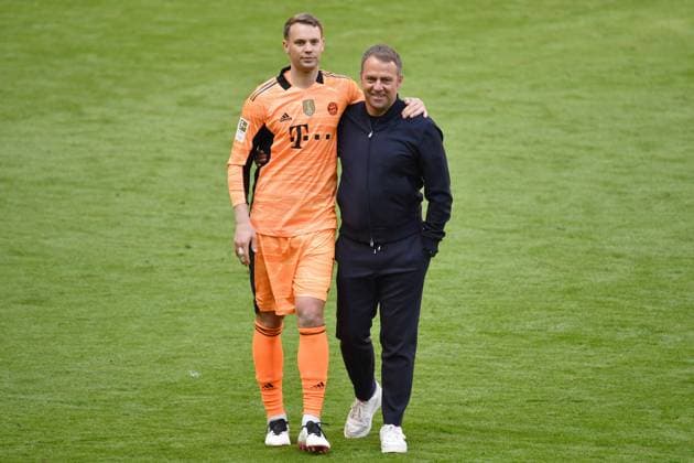 Hans Dieter Flick (Hansi ,Trainer Bayern Muenchen) mit Manuel NEUER (Torwart Bayern Muenchen) nach Spielende. Fussball 1. Bundesliga Saison 2020 2021, 34.Spieltag, Spieltag34, FC Bayern Muenchen - FC Augsburg 5-2 am 22.05.2021 in Muenchen ALLIANZ ARENA.