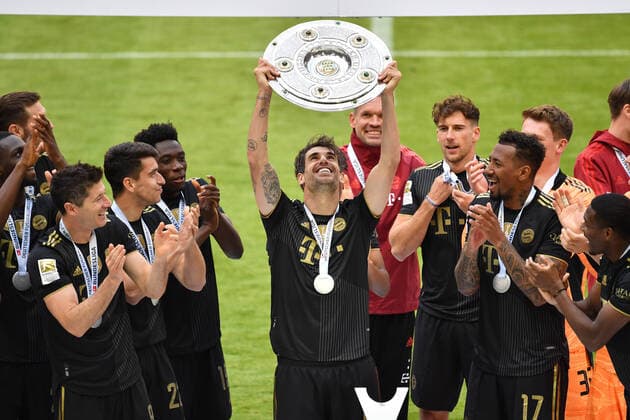 Teamfoto,Team,Mannschaft,Mannschaftsfoto, Javi (Javier) MARTINEZ (Bayern Muenchen) mit der Schale,Meisterschale,Cup,Trophaee, Jubel,Freude,Begeisterung, Siegerehrung Fussball 1. Bundesliga Saison 2020 2021, 34.Spieltag, Spieltag34, FC Bayern Muenchen - FC Augsburg 5-2 am 22.05.2021 in Muenchen ALLIANZ ARENA.