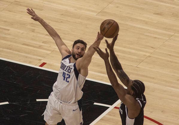 Sport Bilder des Tages May 22, 2021, Los Angeles, California, USA: Maxi Kleber 42 of the Dallas Mavericks tries to block a shot by Kawhi Leonard 2 of the Los Angeles Clippers during Game One of the Western Conference First Round game on Saturday May 22, 2021 at the Staples Center in Los Angeles, California. PI Los Angeles USA - ZUMAp124 20210522_zaa_p124_004 Copyright: xJAVIERxROJASx