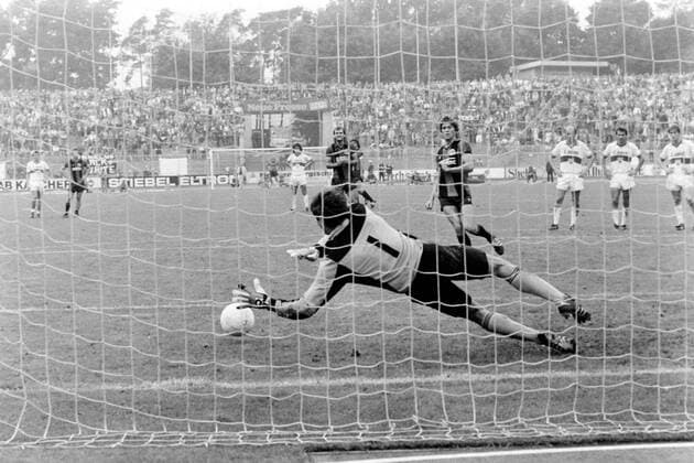 Archivbilder der Woche Sport KW20 26.09.81 Eintracht Frankfurt - VfB Stuttgart Deutschland, Frankfurt, 26.09.1981, Fussball, Bundesliga, Eintracht Frankfurt - VfB Stuttgart (4:1): v.l. Helmut Roleder (VfB Stuttgart), Werner Lorant (Eintracht Frankfurt); Elfmetertor.