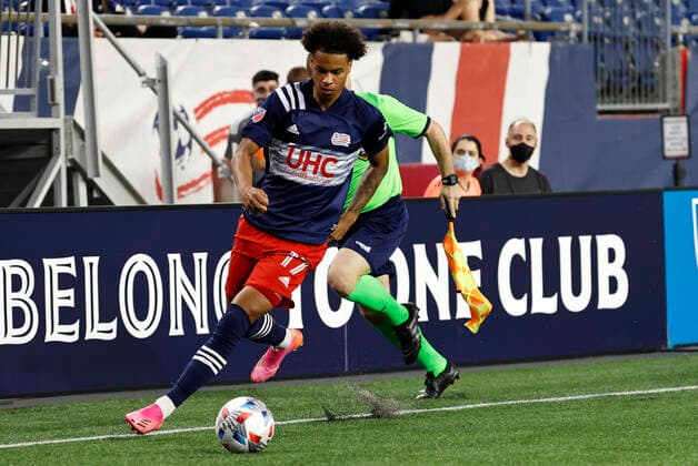 FOXBOROUGH, MA - MAY 22: New England Revolution forward Tajon Buchanan (17) pushes the ball up the wing during a match between the New England Revolution and the New York Red Bulls on May 22, 2021, at Gillette Stadium in Foxborough, Massachusetts. (Photo by Fred Kfoury III Icon Sportswire) SOCCER: MAY 22 MLS, Fussball Herren, USA - New York Red Bulls at New England Revolution Icon482210522001