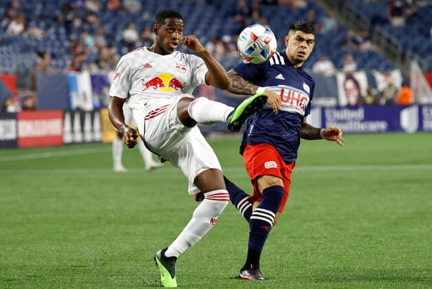 FOXBOROUGH, MA - MAY 22: New York Red Bulls defender Andres Reyes (4) plays the ball away from New England Revolution forward Gustavo Bou (7) during a match between the New England Revolution and the New York Red Bulls on May 22, 2021, at Gillette Stadium in Foxborough, Massachusetts. (Photo by Fred Kfoury III Icon Sportswire) SOCCER: MAY 22 MLS, Fussball Herren, USA - New York Red Bulls at New England Revolution Icon482210522002