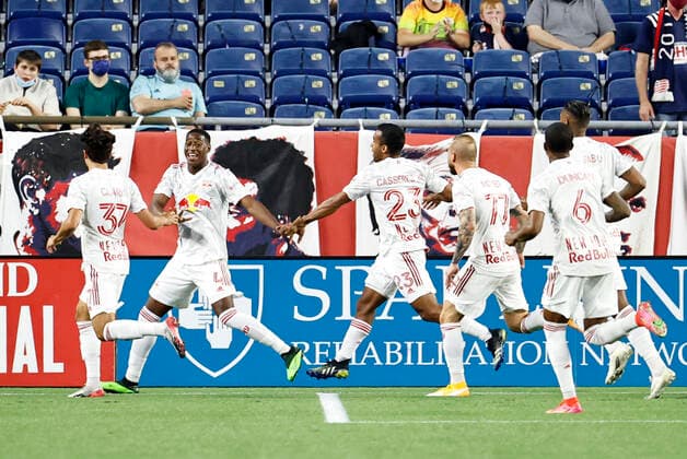 FOXBOROUGH, MA - MAY 22: New York Red Bulls defender Andres Reyes (4) celebrates his goal with his teammates during a match between the New England Revolution and the New York Red Bulls on May 22, 2021, at Gillette Stadium in Foxborough, Massachusetts. (Photo by Fred Kfoury III Icon Sportswire) SOCCER: MAY 22 MLS, Fussball Herren, USA - New York Red Bulls at New England Revolution Icon482210522004