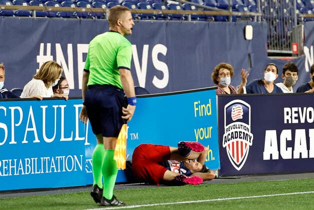 FOXBOROUGH, MA - MAY 22: New England Revolution midfielder Matt Polster (8) lies on the ground after being shoved into the sign boards during a match between the New England Revolution and the New York Red Bulls on May 22, 2021, at Gillette Stadium in Foxborough, Massachusetts. (Photo by Fred Kfoury III Icon Sportswire) SOCCER: MAY 22 MLS, Fussball Herren, USA - New York Red Bulls at New England Revolution Icon482210522015