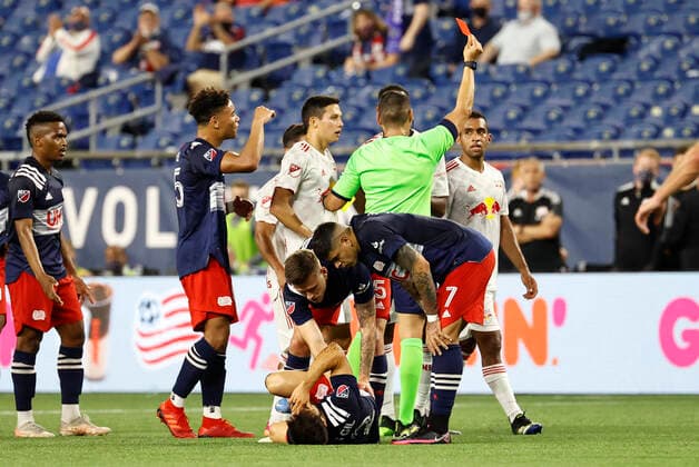 FOXBOROUGH, MA - MAY 22: Referee Jair Marrufo issues a red card to New York Red Bulls defender Andres Reyes (4) during a match between the New England Revolution and the New York Red Bulls on May 22, 2021, at Gillette Stadium in Foxborough, Massachusetts. (Photo by Fred Kfoury III Icon Sportswire) SOCCER: MAY 22 MLS, Fussball Herren, USA - New York Red Bulls at New England Revolution Icon482210522021