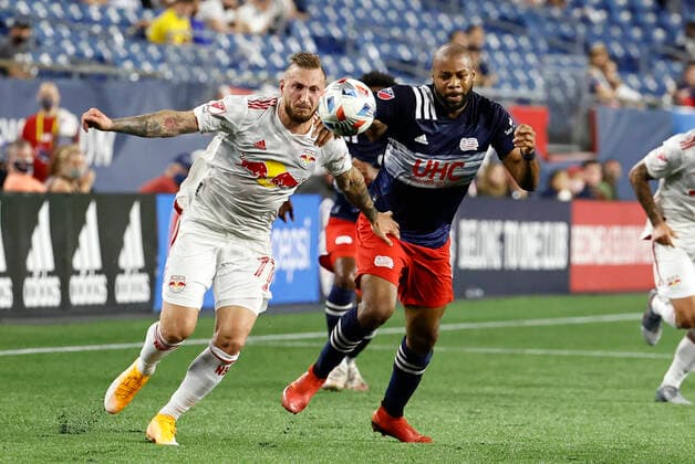 FOXBOROUGH, MA - MAY 22: New York Red Bulls midfielder Daniel Royer (77) and New England Revolution defender Andrew Farrell (2) battle for the ball during a match between the New England Revolution and the New York Red Bulls on May 22, 2021, at Gillette Stadium in Foxborough, Massachusetts. (Photo by Fred Kfoury III Icon Sportswire) SOCCER: MAY 22 MLS, Fussball Herren, USA - New York Red Bulls at New England Revolution Icon482210522033