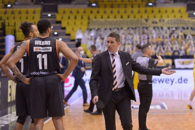 Demitrius CONGER (1 ratiopharm ulm), Isaiah WILKINS (11 ratiopharm ulm), Jaka LAKOVIC (Trainer Coach Headcoach ratiopharm ulm) warten gespannt auf die Entscheidung der Schiedsrichter, ob die entscheidenden Punkte durch Rickey Paulding gezählt werden nach bei der Partie EWE Baskets Oldenburg vs ratiopharm Ulm, Basketball, Bundesliga, 22.05.2021, Saison 2020 2021, Playoffs, Viertelfinale, 2. Spieltag ; Copyright: xErikxHillmer EIBNERx EP_ehr EWE Baskets Oldenburg vs ratiopharm Ulm, Basketball, Bundesliga, 22.05.2021, Saison 2020 2021, Playoffs, Viertelfinale, 2. Spieltag Oldenburg Copyright: xErikxHillmer EIBNERx EP_ehr