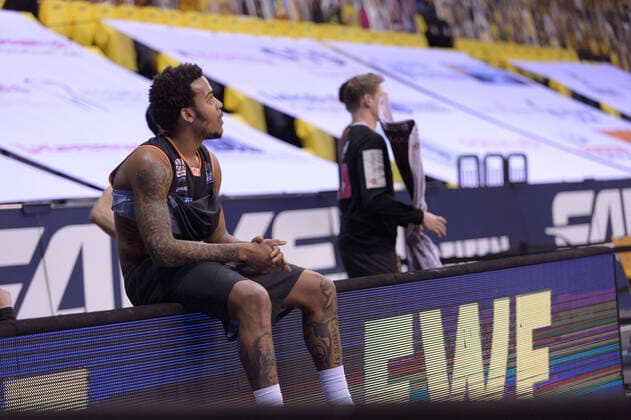 Troy CAUPAIN (23 ratiopharm ulm) wartet gespannt auf die Entscheidung der Schiedsrichter, ob die entscheidenden Punkte durch Rickey Paulding gezählt werden nach der Partie EWE Baskets Oldenburg vs ratiopharm Ulm, Basketball, Bundesliga, 22.05.2021, Saison 2020 2021, Playoffs, Viertelfinale, 2. Spieltag ; Copyright: xErikxHillmer EIBNERx EP_ehr EWE Baskets Oldenburg vs ratiopharm Ulm, Basketball, Bundesliga, 22.05.2021, Saison 2020 2021, Playoffs, Viertelfinale, 2. Spieltag Oldenburg Copyright: xErikxHillmer EIBNERx EP_ehr