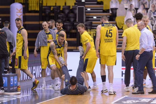 Keith HORNSBY (4 EWE Baskets Oldenburg) und Jacob HOLLATZ (11 EWE Baskets Oldenburg) jubeln mit Teambetreuer Kristijan MARIC (unten) nach der Partie EWE Baskets Oldenburg vs ratiopharm Ulm, Basketball, Bundesliga, 22.05.2021, Saison 2020 2021, Playoffs, Viertelfinale, 2. Spieltag ; Copyright: xErikxHillmer EIBNERx EP_ehr EWE Baskets Oldenburg vs ratiopharm Ulm, Basketball, Bundesliga, 22.05.2021, Saison 2020 2021, Playoffs, Viertelfinale, 2. Spieltag Oldenburg Copyright: xErikxHillmer EIBNERx EP_ehr