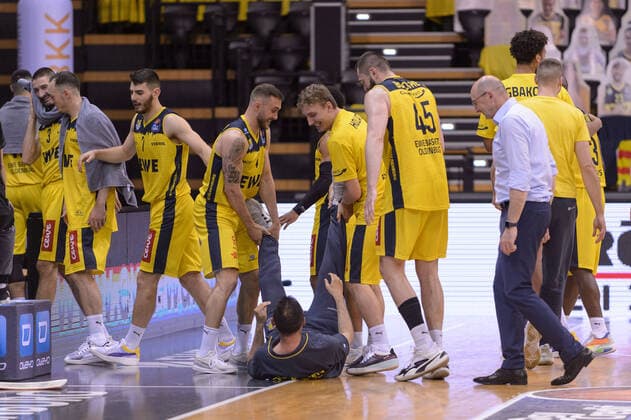 Keith HORNSBY (4 EWE Baskets Oldenburg) und Jacob HOLLATZ (11 EWE Baskets Oldenburg) jubeln mit Teambetreuer Kristijan MARIC (unten) nach der Partie EWE Baskets Oldenburg vs ratiopharm Ulm, Basketball, Bundesliga, 22.05.2021, Saison 2020 2021, Playoffs, Viertelfinale, 2. Spieltag ; Copyright: xErikxHillmer EIBNERx EP_ehr EWE Baskets Oldenburg vs ratiopharm Ulm, Basketball, Bundesliga, 22.05.2021, Saison 2020 2021, Playoffs, Viertelfinale, 2. Spieltag Oldenburg Copyright: xErikxHillmer EIBNERx EP_ehr