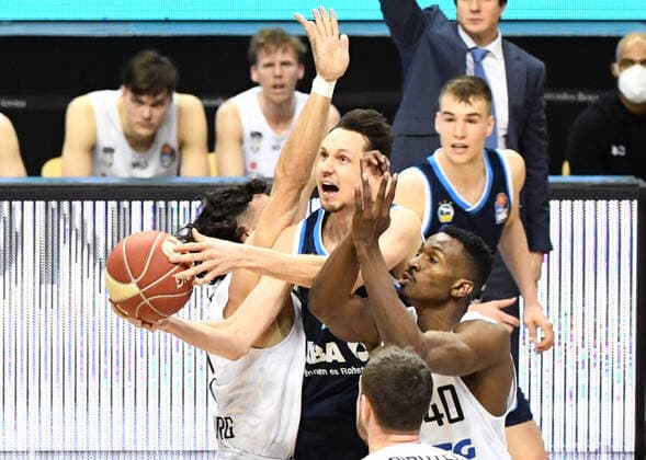 Basketball, Herren, Saison 2020 2021, Bundesliga (Viertelfinale, Spiel 2), Alba Berlin - Hamburg Towers, v.l. Maximilian DiLeo (Hamburg Towers), Marcus Eriksson (Alba Berlin), Johannes Richter (Hamburg Towers), Zac Cuthbertson (Hamburg Towers), 22.05. 2021, Copyright: xSebastianxRäppoldx xMatthiasxKox