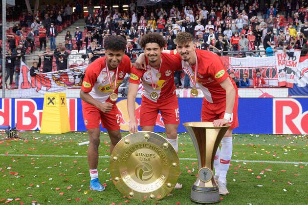 Salzburg, Oesterreich 22. Mai 2021: tipico Bundesliga - 2020 2021 - Sp. 32 - RB Salzburg vs. WSG Tirol v.li. Karim Adeyemi (FC Red Bull Salzburg), Andre Ramalho (FC Red Bull Salzburg) und Mergim Berisha (FC Red Bull Salzburg) mit der Meisterschale und dem Pokal. Red Bull Arena Copyright: xFotostandx xWassmuthx