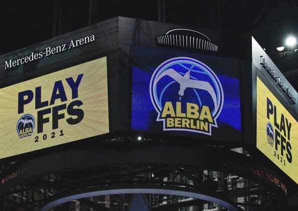 22.05.2021, xlakx, Basketball Playoff-Viertelfinale Spiel 2, Alba Berlin - Hamburg Towers emspor, v.l.Wuerfel Anzeigetafel mit Aufschrift Playoffs 2021,Alba Berlin Berlin