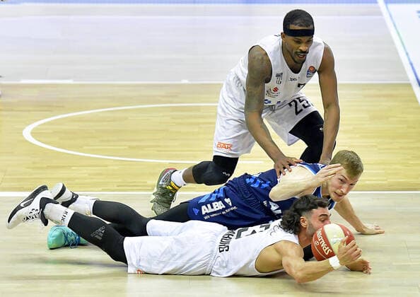 22.05.2021, xlakx, Basketball Playoff-Viertelfinale Spiel 2, Alba Berlin - Hamburg Towers emspor, v.l. Max DiLeo (Hamburg Towers 3),Niels Giffey (Alba Berlin, No.05),Terry Allen (Hamburg Towers 25) Berlin