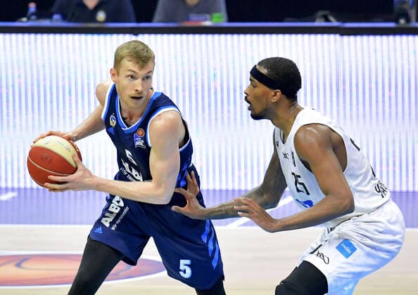 22.05.2021, xlakx, Basketball Playoff-Viertelfinale Spiel 2, Alba Berlin - Hamburg Towers emspor, v.l.Niels Giffey (Alba Berlin, No.05),Terry Allen (Hamburg Towers 25) Berlin
