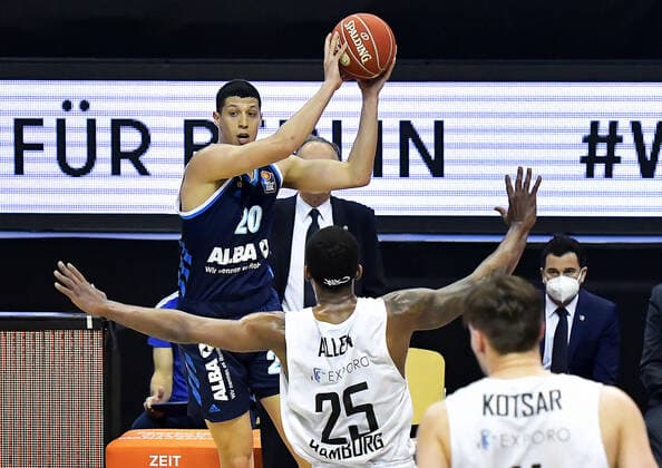 22.05.2021, xlakx, Basketball Playoff-Viertelfinale Spiel 2, Alba Berlin - Hamburg Towers emspor, v.l. Simone Fontecchio (Alba Berlin, No.20),Terry Allen (Hamburg Towers 25),Maik Kotsar (Hamburg Towers 11) Berlin