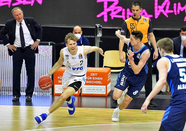 22.05.2021, xlakx, Basketball Playoff-Viertelfinale Spiel 2, Alba Berlin - Hamburg Towers emspor, v.l. Aito Garcia Reneses (Alba Berlin Trainer),Jordan Swing (Hamburg Towers 2),Simone Fontecchio (Alba Berlin, No.20) Berlin