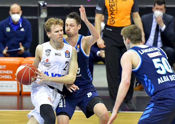 22.05.2021, xlakx, Basketball Playoff-Viertelfinale Spiel 2, Alba Berlin - Hamburg Towers emspor, v.l. Jordan Swing (Hamburg Towers 2),Simone Fontecchio (Alba Berlin, No.20),Ben Lammers(Alba Berlin, No.50) Berlin