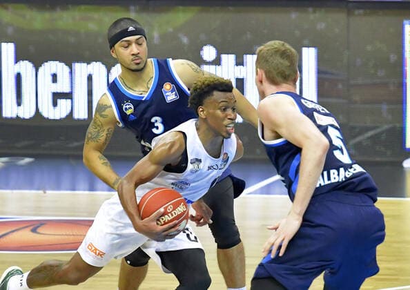 22.05.2021, xlakx, Basketball Playoff-Viertelfinale Spiel 2, Alba Berlin - Hamburg Towers emspor, v.l. Peyton Siva (Alba Berlin, No.03),TJ Shorts (Hamburg Towers 0),Niels Giffey (Alba Berlin, No.05) Berlin