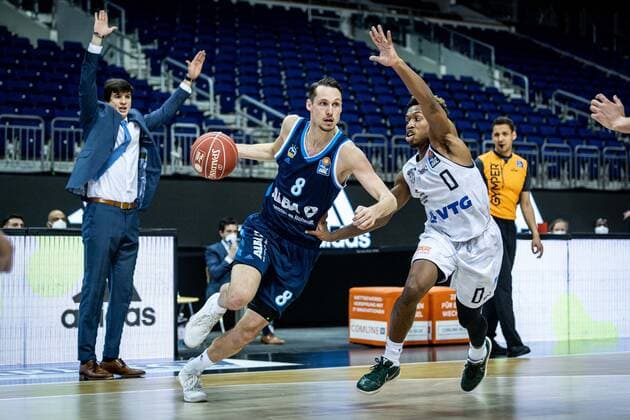 Basketball Berlin 22.05.2021 1. Bundesliga easyCredit-BBL BBL Saison 2020 2021 Playoffs Viertelfinale Spiel 2 Alba Berlin - Hamburg Towers Marcus Eriksson (Alba Berlin, No.08) T.J. Shorts (Hamburg, No.00) Pedro Calles (Hamburg, Trainer) li.