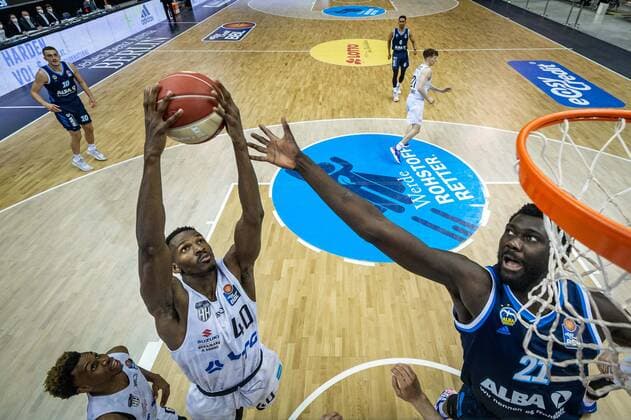 Basketball Berlin 22.05.2021 1. Bundesliga easyCredit-BBL BBL Saison 2020 2021 Playoffs Viertelfinale Spiel 2 Alba Berlin - Hamburg Towers Zac Cuthbertson (Hamburg, No.40) Christ Koumadje (Alba Berlin, No.21)