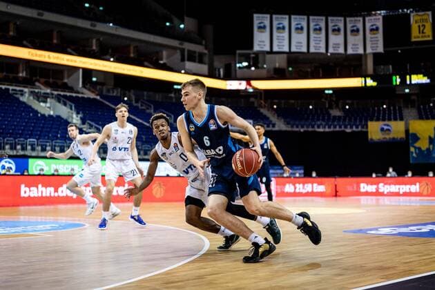 Basketball Berlin 22.05.2021 1. Bundesliga easyCredit-BBL BBL Saison 2020 2021 Playoffs Viertelfinale Spiel 2 Alba Berlin - Hamburg Towers Malte Delow (Alba Berlin, No.06) T.J. Shorts (Hamburg, No.00)