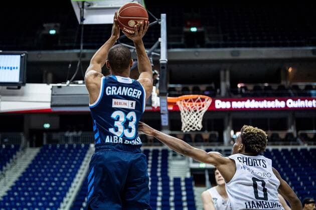 Basketball Berlin 22.05.2021 1. Bundesliga easyCredit-BBL BBL Saison 2020 2021 Playoffs Viertelfinale Spiel 2 Alba Berlin - Hamburg Towers Jayson Granger (Alba Berlin, No.33) T.J. Shorts (Hamburg, No.00)