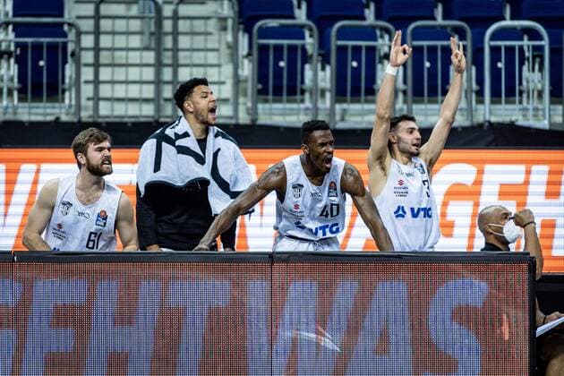 Basketball Berlin 22.05.2021 1. Bundesliga easyCredit-BBL BBL Saison 2020 2021 Playoffs Viertelfinale Spiel 2 Alba Berlin - Hamburg Towers Jubel Hamburg Patrick Spencer (Hamburg, No.61) Marvin Ogunsipe (Hamburg, No.26) Zac Cuthbertson (Hamburg, No.40) Max DiLeo (Hamburg, No.03) vlnr.
