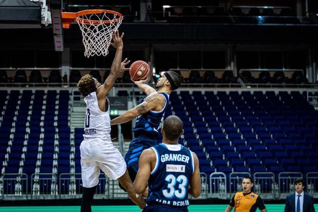 Basketball Berlin 22.05.2021 1. Bundesliga easyCredit-BBL BBL Saison 2020 2021 Playoffs Viertelfinale Spiel 2 Alba Berlin - Hamburg Towers Peyton Siva (Alba Berlin, No.03) T.J. Shorts (Hamburg, No.00)
