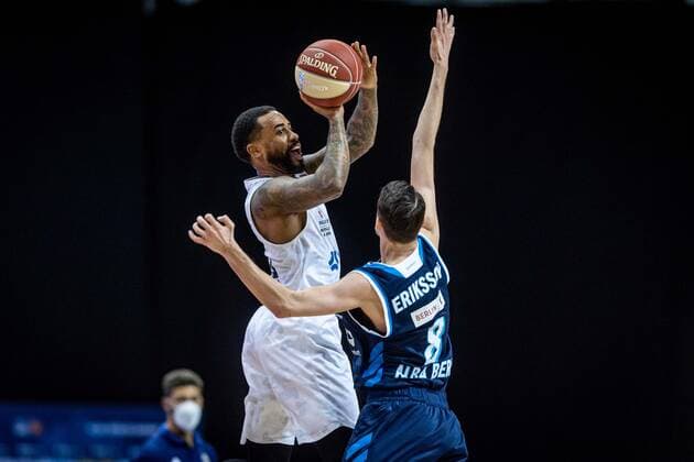 Basketball Berlin 22.05.2021 1. Bundesliga easyCredit-BBL BBL Saison 2020 2021 Playoffs Viertelfinale Spiel 2 Alba Berlin - Hamburg Towers Bryce Taylor (Hamburg, No.44) Marcus Eriksson (Alba Berlin, No.08)