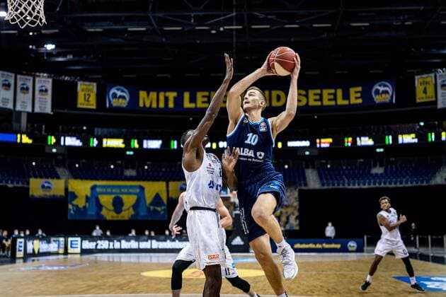 Basketball Berlin 22.05.2021 1. Bundesliga easyCredit-BBL BBL Saison 2020 2021 Playoffs Viertelfinale Spiel 2 Alba Berlin - Hamburg Towers Tim Schneider (Alba Berlin, No.10) Zac Cuthbertson (Hamburg, No.40)
