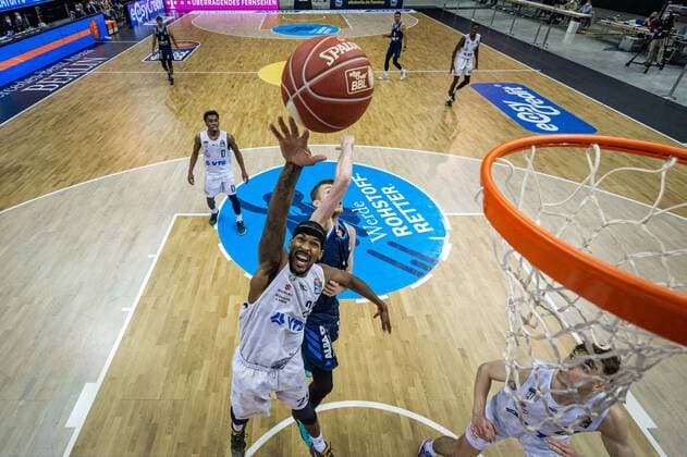 Basketball Berlin 22.05.2021 1. Bundesliga easyCredit-BBL BBL Saison 2020 2021 Playoffs Viertelfinale Spiel 2 Alba Berlin - Hamburg Towers Terry Allen (Hamburg, No.25) Niels Giffey (Alba Berlin, No.05)