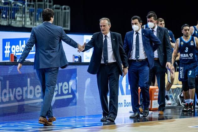 Basketball Berlin 22.05.2021 1. Bundesliga easyCredit-BBL BBL Saison 2020 2021 Playoffs Viertelfinale Spiel 2 Alba Berlin - Hamburg Towers Pedro Calles (Hamburg, Trainer) li. Aito Garcia Reneses (Alba Berlin, Trainer) shake hands Israel Gonzalez (Alba Berlin, Assistenztrainer)