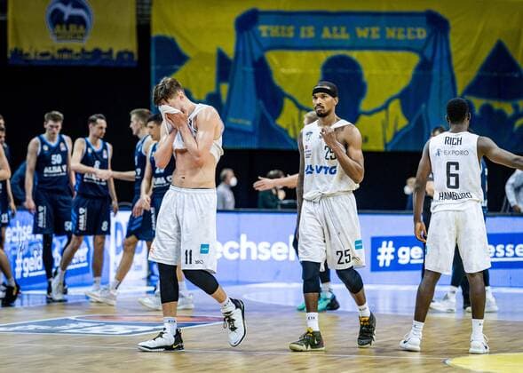 Basketball Berlin 22.05.2021 1. Bundesliga easyCredit-BBL BBL Saison 2020 2021 Playoffs Viertelfinale Spiel 2 Alba Berlin - Hamburg Towers niedergeschlagene Hamburger nach der Niederlage Maik Kotsar (Hamburg, No.11) Terry Allen (Hamburg, No.25)