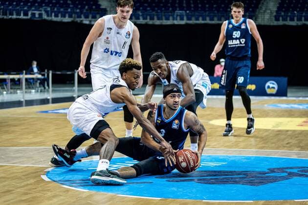Basketball Berlin 22.05.2021 1. Bundesliga easyCredit-BBL BBL Saison 2020 2021 Playoffs Viertelfinale Spiel 2 Alba Berlin - Hamburg Towers Peyton Siva (Alba Berlin, No.03) T.J. Shorts (Hamburg, No.00) Maik Kotsar (Hamburg, No.11)